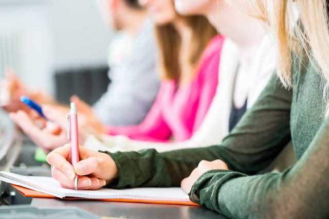 Foto: Schüler in Sitzreihe